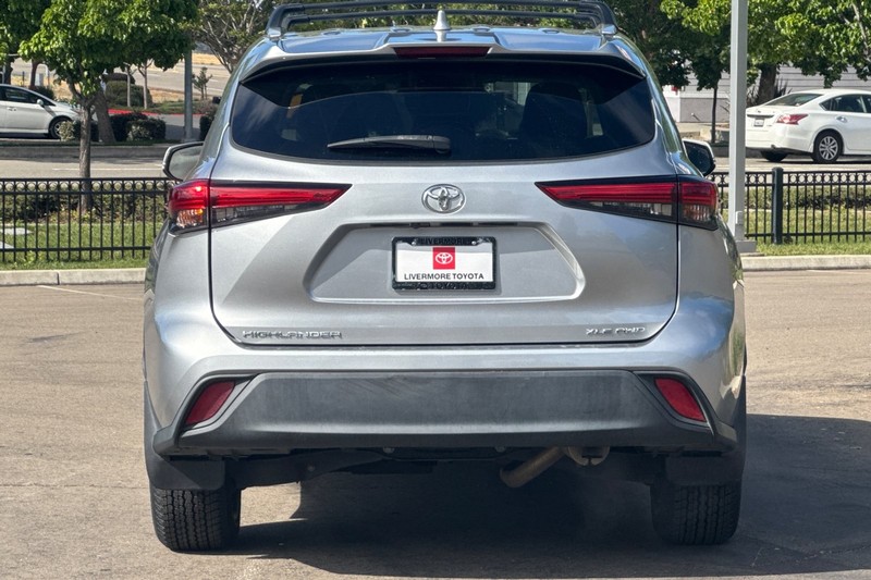 Toyota Highlander Vehicle Full-screen Gallery Image 05