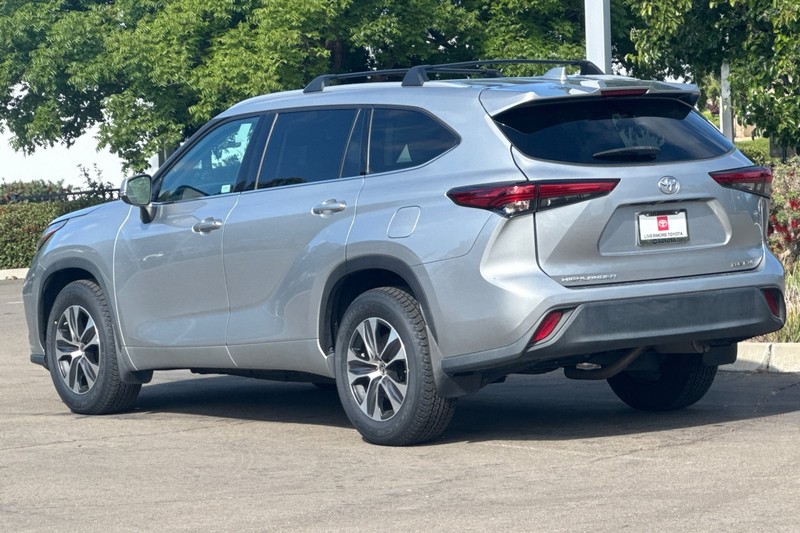 Toyota Highlander Vehicle Full-screen Gallery Image 06