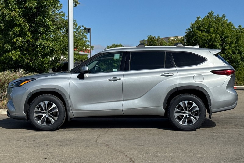 Toyota Highlander Vehicle Full-screen Gallery Image 07