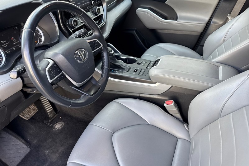 Toyota Highlander Vehicle Full-screen Gallery Image 10