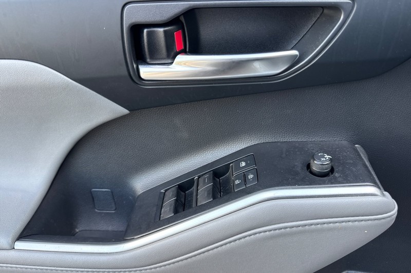 Toyota Highlander Vehicle Full-screen Gallery Image 11