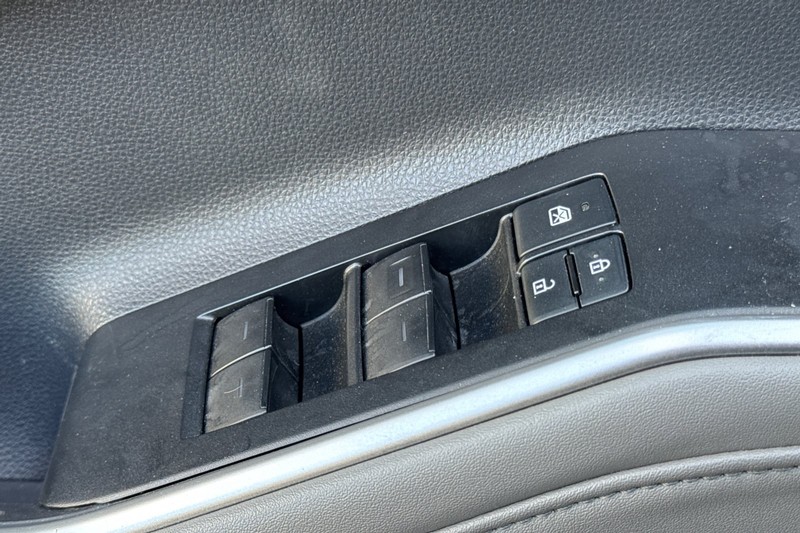 Toyota Highlander Vehicle Full-screen Gallery Image 12