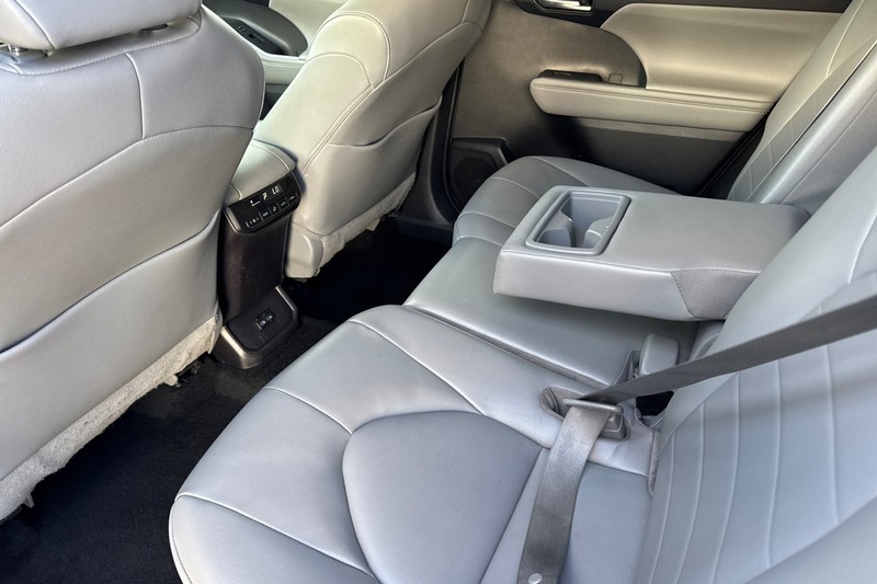 Toyota Highlander Vehicle Full-screen Gallery Image 14