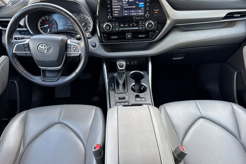 Toyota Highlander Vehicle Full-screen Gallery Image 15
