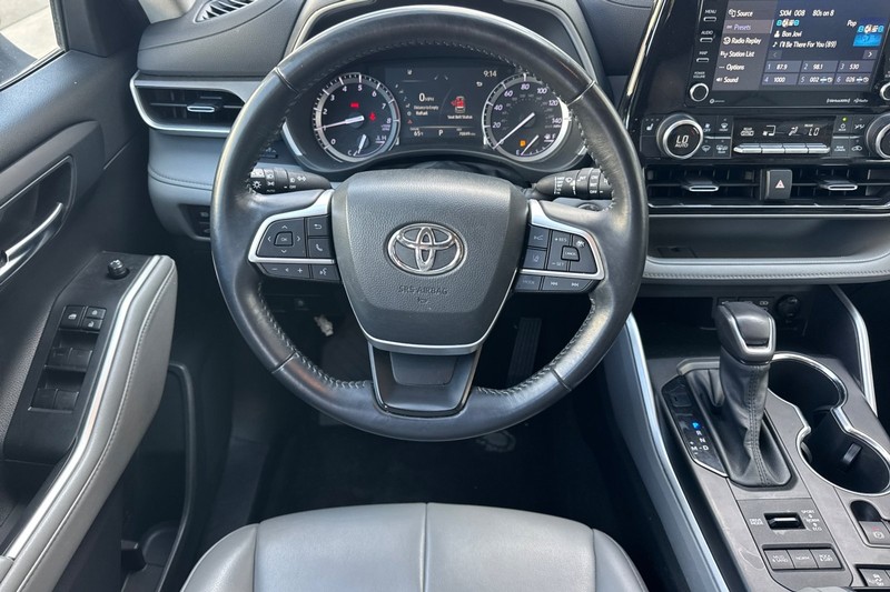 Toyota Highlander Vehicle Full-screen Gallery Image 16