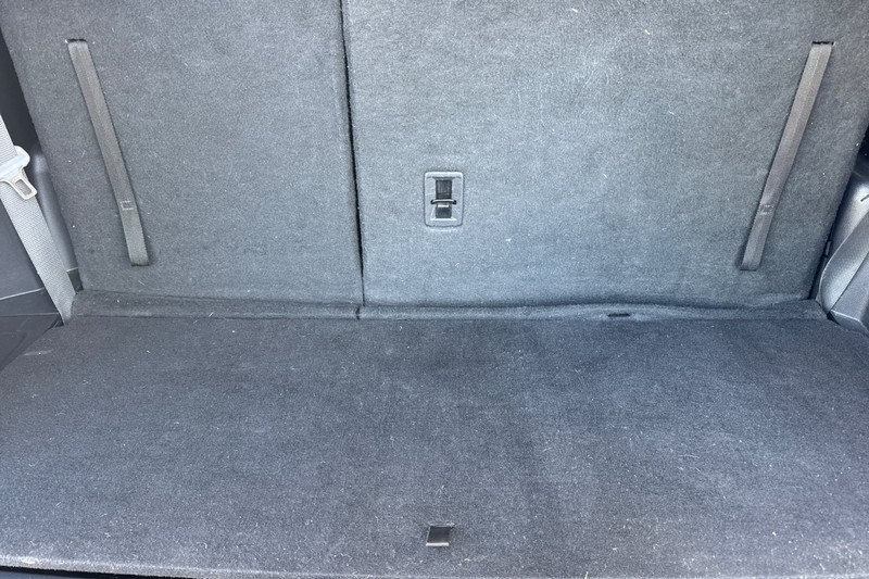 Toyota Highlander Vehicle Full-screen Gallery Image 17