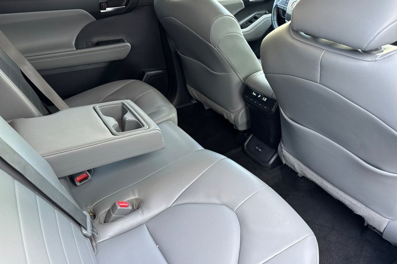 Toyota Highlander Vehicle Full-screen Gallery Image 19