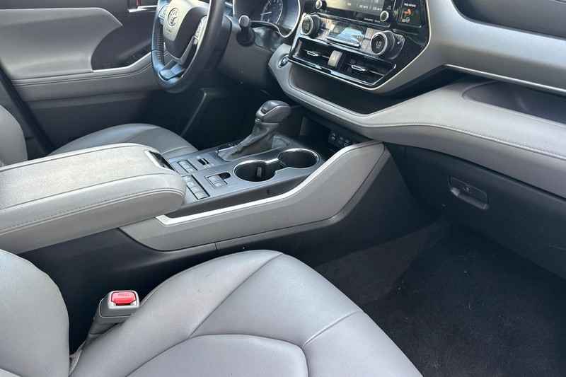 Toyota Highlander Vehicle Full-screen Gallery Image 20