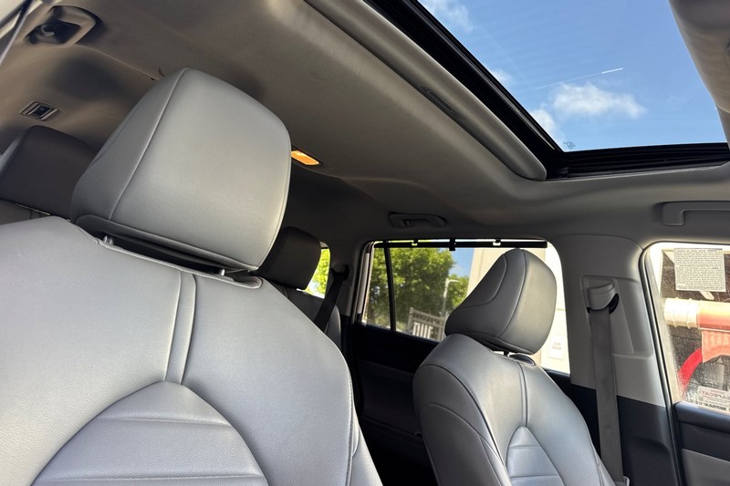 Toyota Highlander Vehicle Full-screen Gallery Image 21