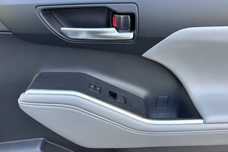 Toyota Highlander Vehicle Full-screen Gallery Image 22