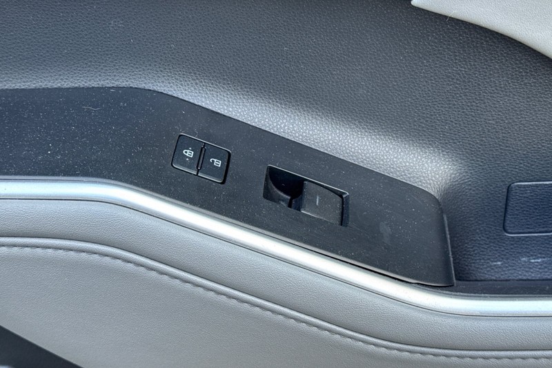 Toyota Highlander Vehicle Full-screen Gallery Image 23