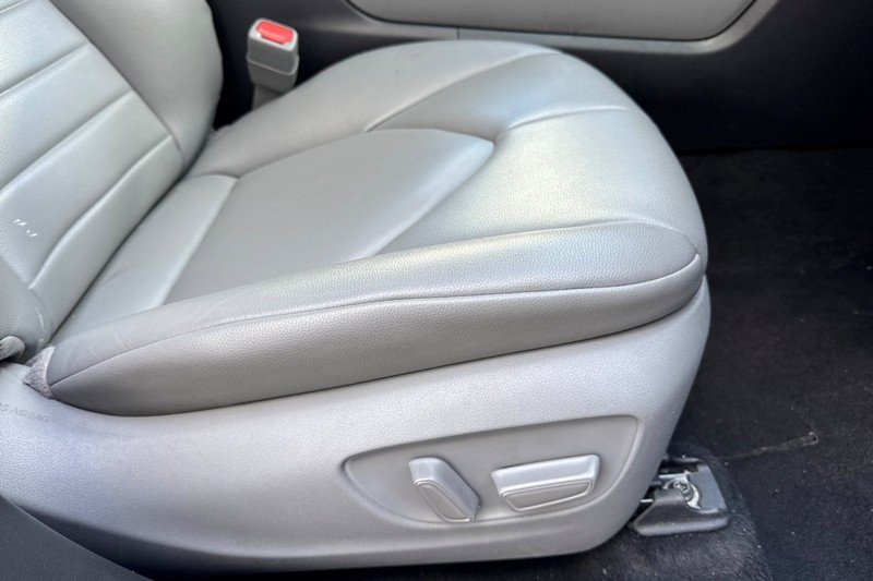 Toyota Highlander Vehicle Full-screen Gallery Image 24