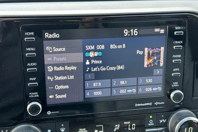 Toyota Highlander Vehicle Full-screen Gallery Image 27