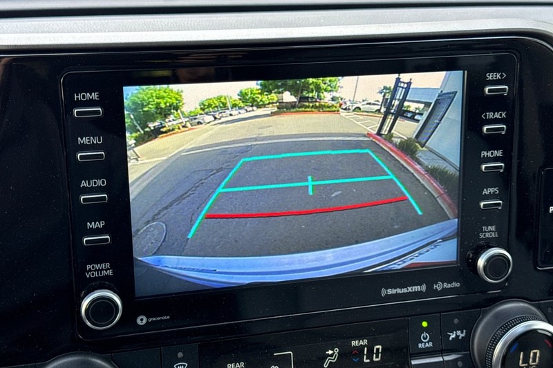 Toyota Highlander Vehicle Full-screen Gallery Image 28