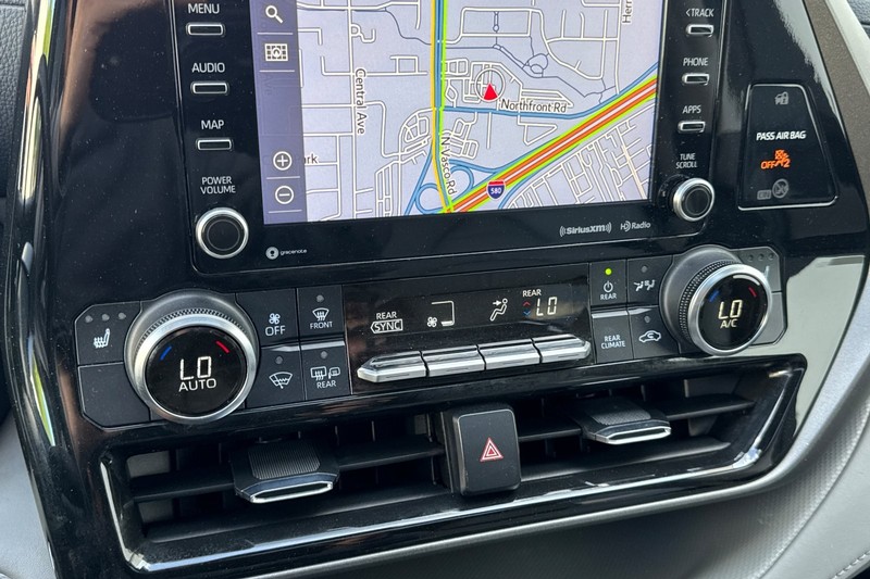 Toyota Highlander Vehicle Full-screen Gallery Image 29