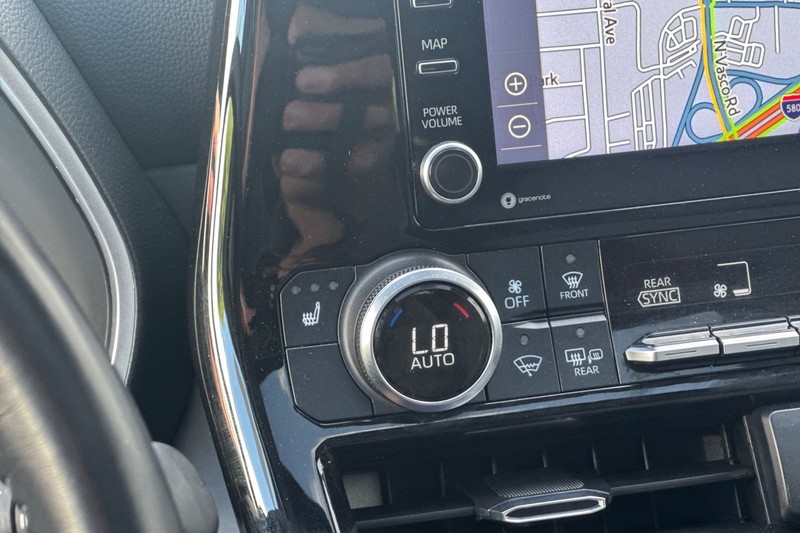 Toyota Highlander Vehicle Full-screen Gallery Image 30
