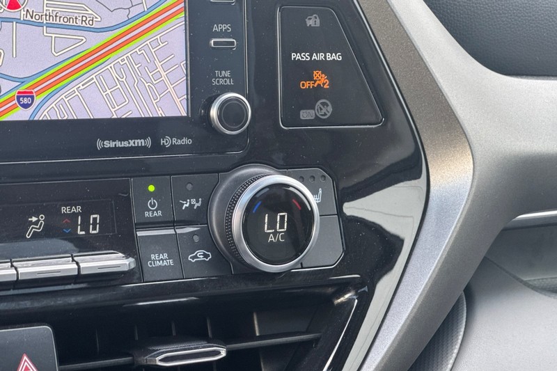 Toyota Highlander Vehicle Full-screen Gallery Image 31