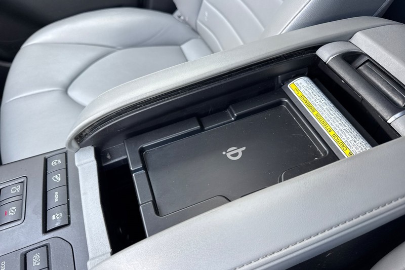 Toyota Highlander Vehicle Full-screen Gallery Image 33