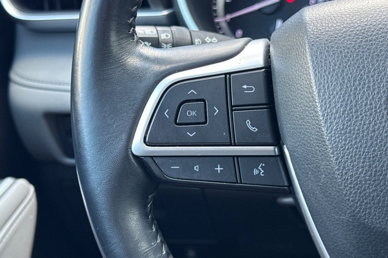 Toyota Highlander Vehicle Full-screen Gallery Image 37