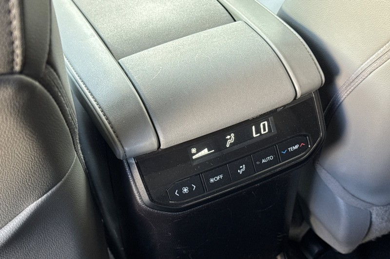 Toyota Highlander Vehicle Full-screen Gallery Image 44