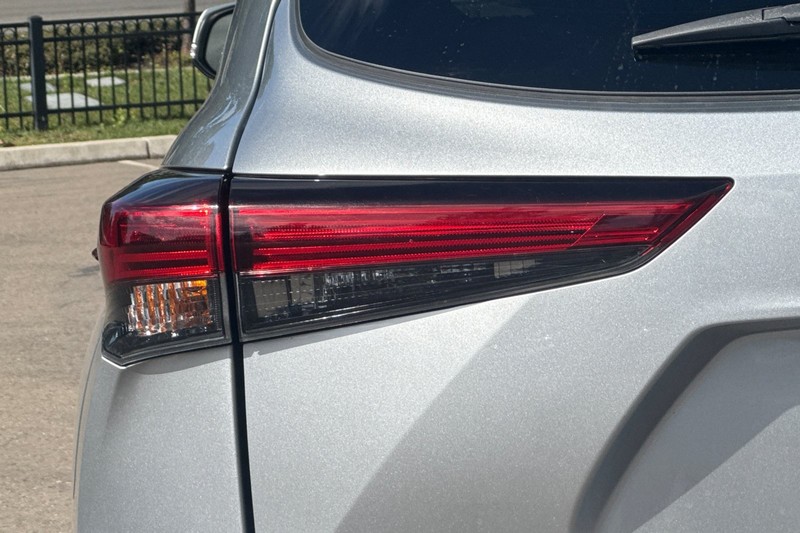Toyota Highlander Vehicle Full-screen Gallery Image 50