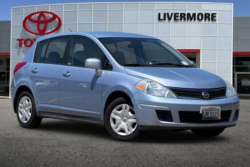 Nissan Versa Vehicle Full-screen Gallery Image 02