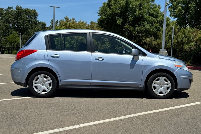 Nissan Versa Vehicle Full-screen Gallery Image 03