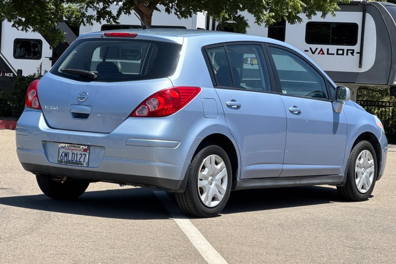 Nissan Versa Vehicle Full-screen Gallery Image 04