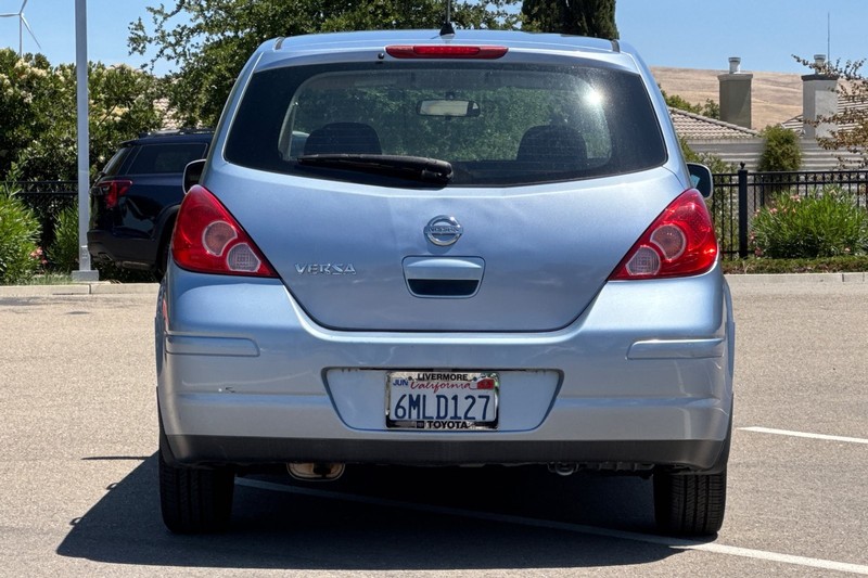 Nissan Versa Vehicle Full-screen Gallery Image 05