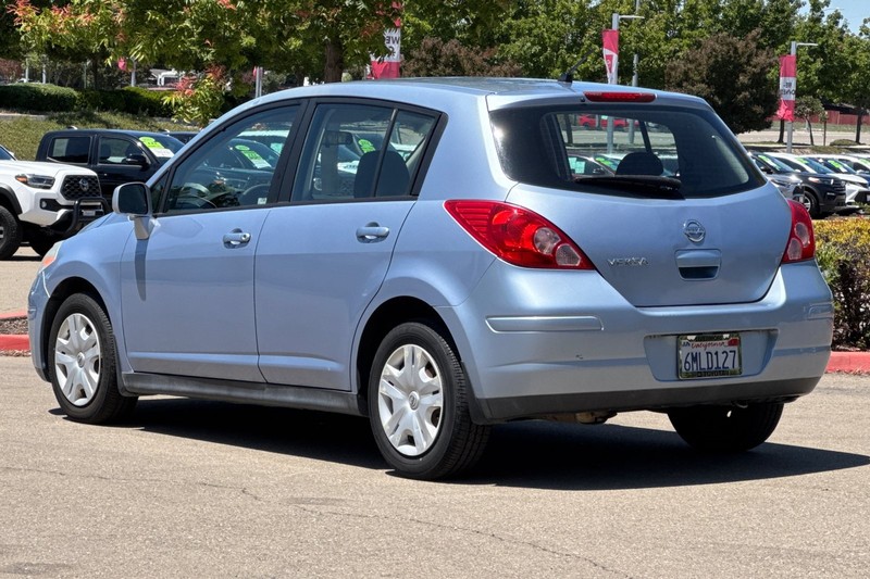 Nissan Versa Vehicle Full-screen Gallery Image 06
