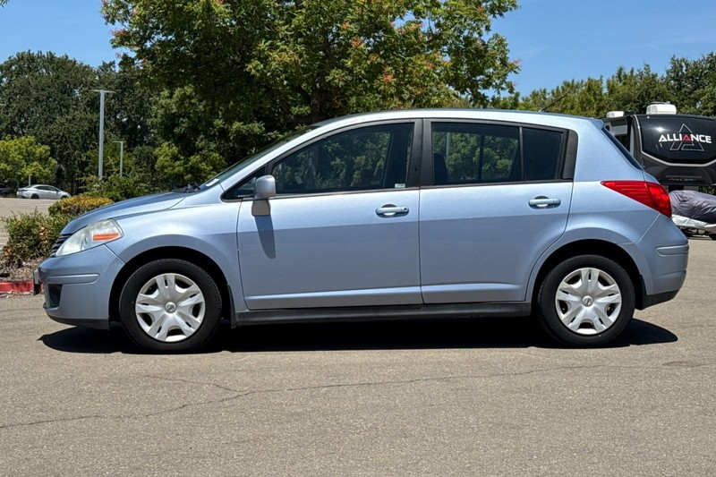 Nissan Versa Vehicle Full-screen Gallery Image 07