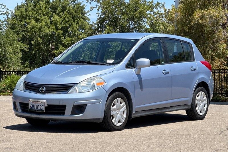 Nissan Versa Vehicle Full-screen Gallery Image 08
