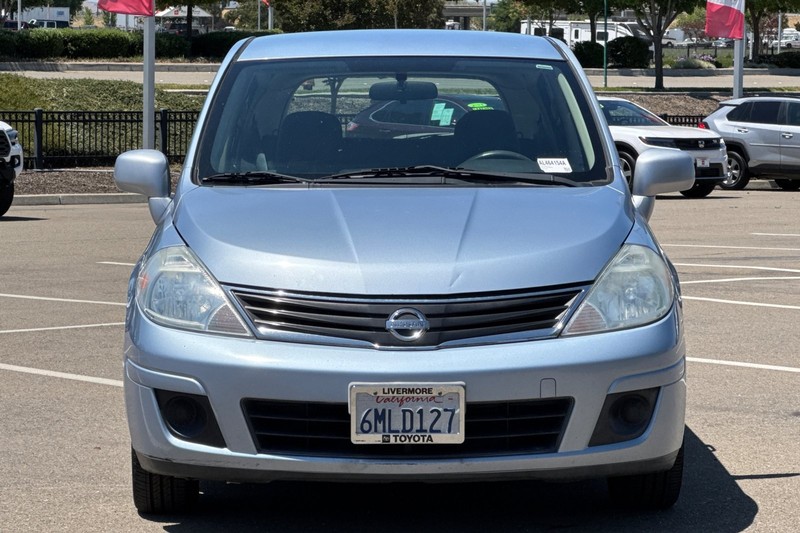 Nissan Versa Vehicle Full-screen Gallery Image 09
