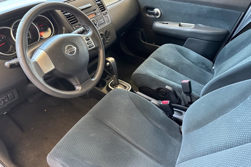 Nissan Versa Vehicle Full-screen Gallery Image 10