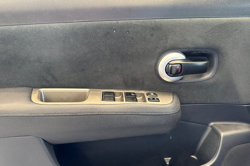 Nissan Versa Vehicle Full-screen Gallery Image 11