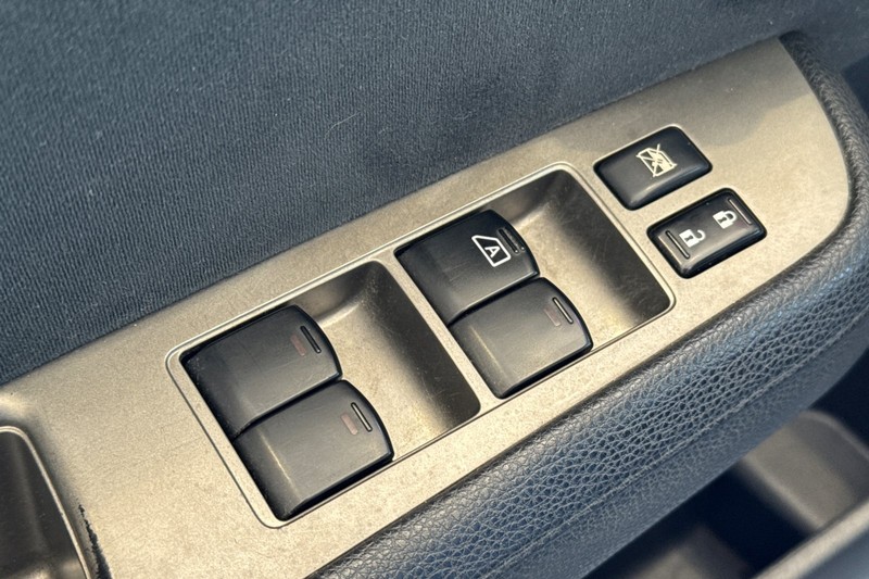 Nissan Versa Vehicle Full-screen Gallery Image 12