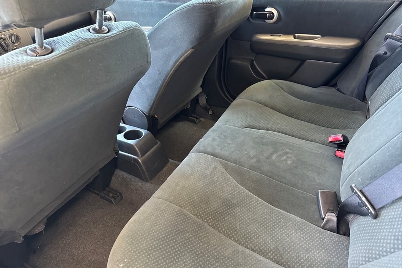 Nissan Versa Vehicle Full-screen Gallery Image 14