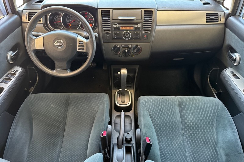 Nissan Versa Vehicle Full-screen Gallery Image 15
