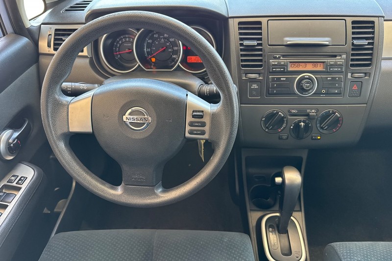 Nissan Versa Vehicle Full-screen Gallery Image 16
