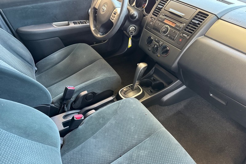 Nissan Versa Vehicle Full-screen Gallery Image 19