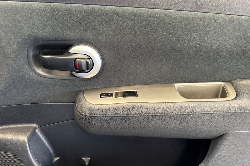 Nissan Versa Vehicle Full-screen Gallery Image 21