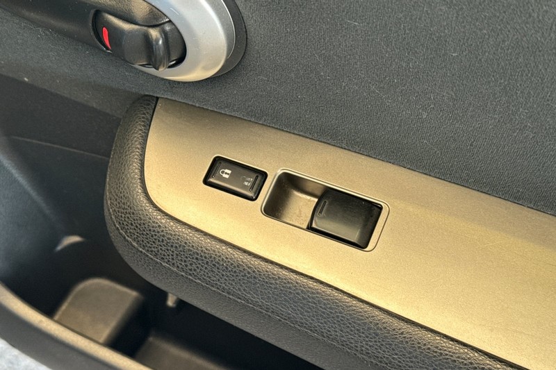 Nissan Versa Vehicle Full-screen Gallery Image 22