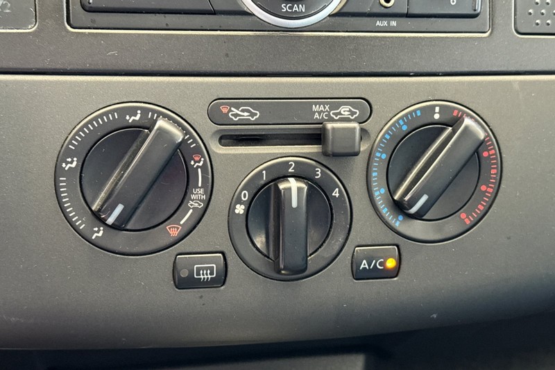 Nissan Versa Vehicle Full-screen Gallery Image 26
