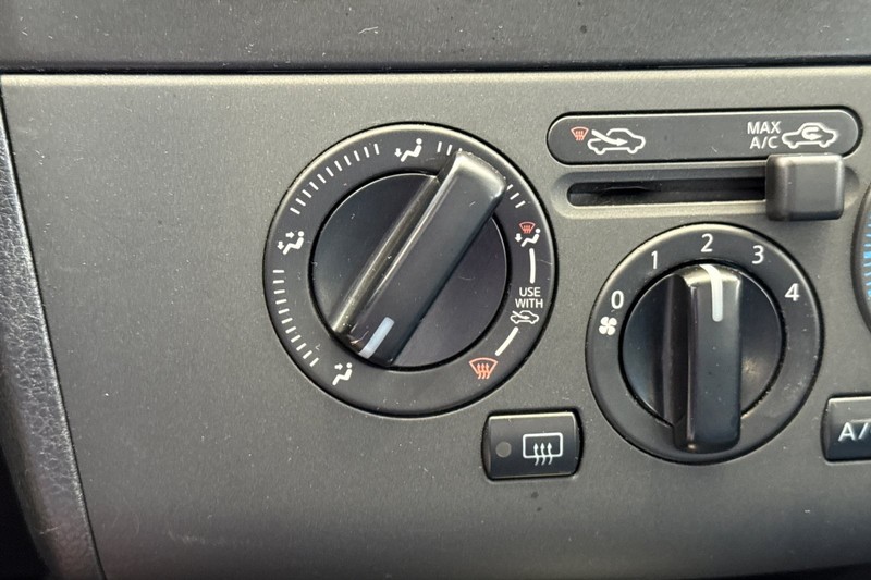 Nissan Versa Vehicle Full-screen Gallery Image 27