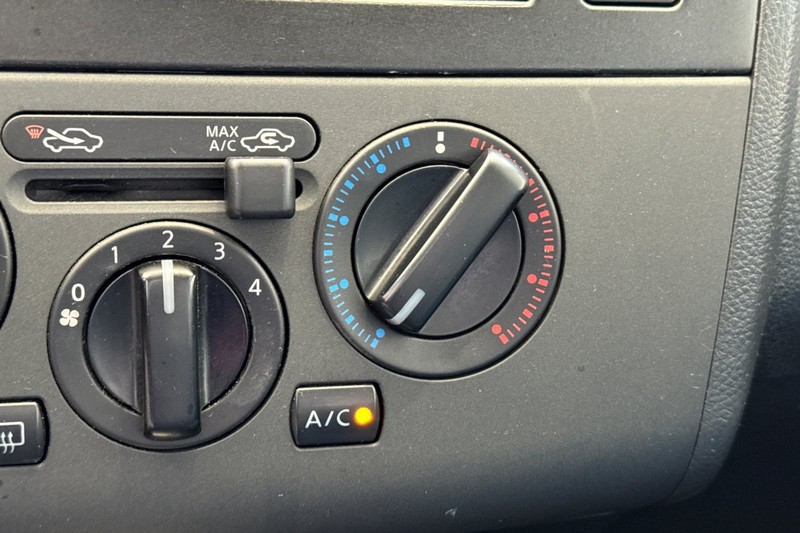 Nissan Versa Vehicle Full-screen Gallery Image 28