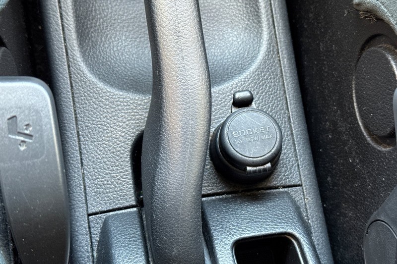 Nissan Versa Vehicle Full-screen Gallery Image 30