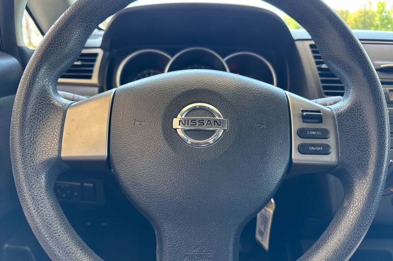 Nissan Versa Vehicle Full-screen Gallery Image 33