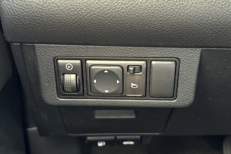 Nissan Versa Vehicle Full-screen Gallery Image 38