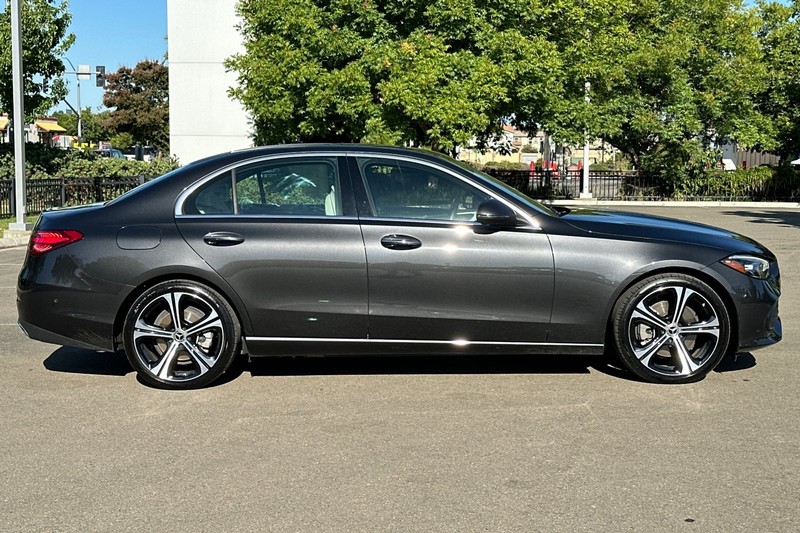 Mercedes-Benz C-Class Vehicle Full-screen Gallery Image 03