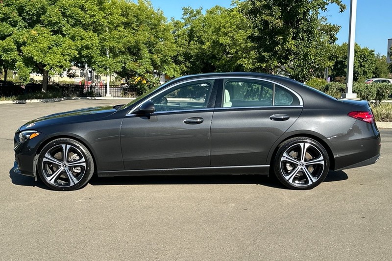 Mercedes-Benz C-Class Vehicle Full-screen Gallery Image 07